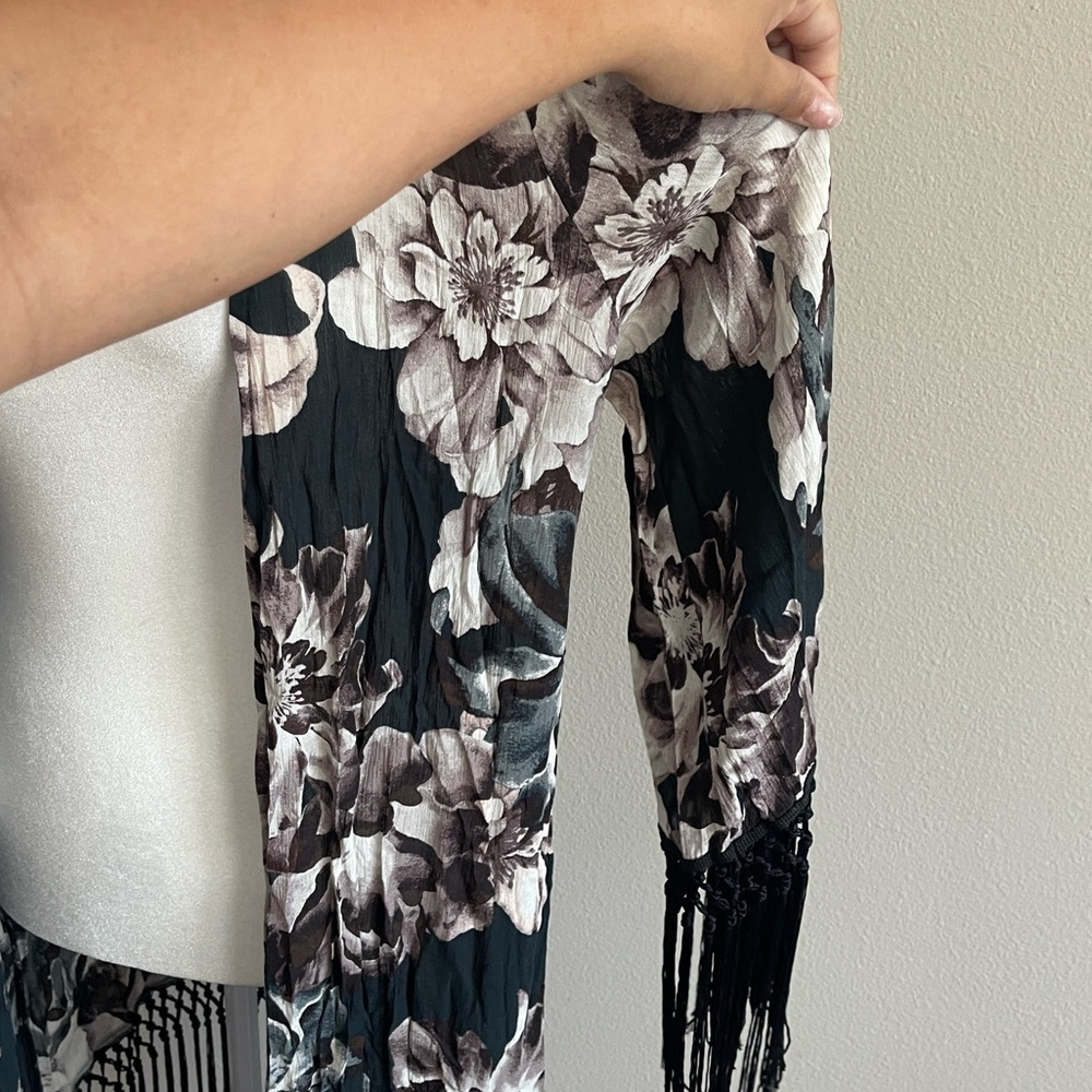 Forever 21 Black Floral Fringe Kimono Size S - Picture 3 of 7